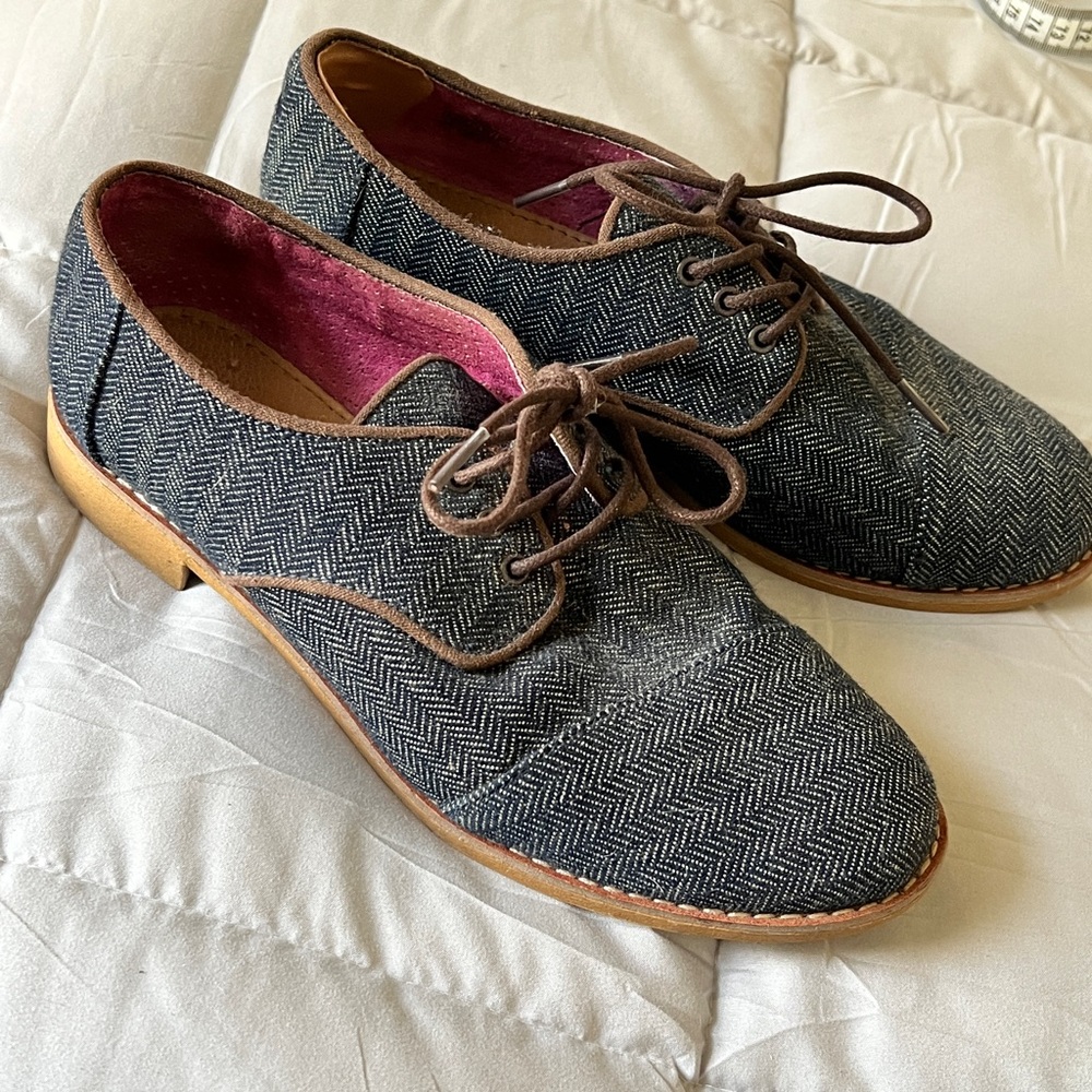 Toms dress shoe- 8.5-super cute print that goes with jeans, leggings, or dress.